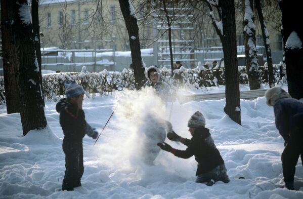 Дзеці гуляюць у снезе на адным з бульвараў горада. Масква, 1985 год. - Sputnik Беларусь