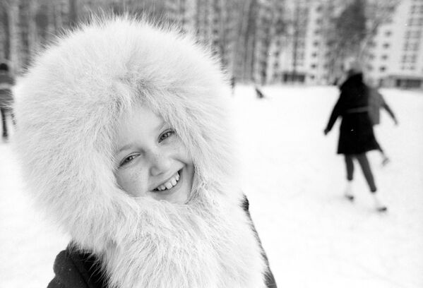 Юная жительница Лианозово на катке. Москва, 1980 год. - Sputnik Беларусь