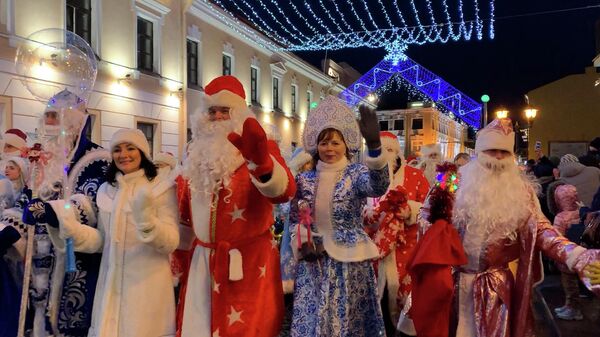 Пятьсот Дедов Морозов устроили парад в Гродно - Sputnik Беларусь