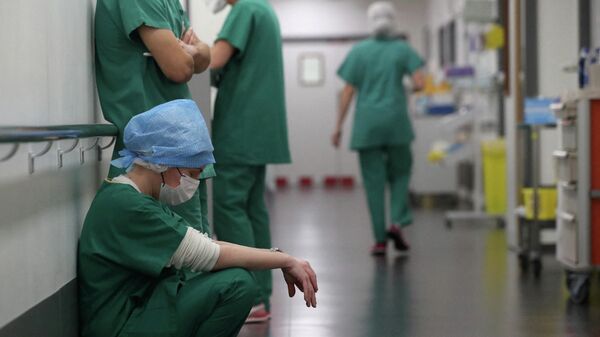 Врачи в коронавирусном госпитале во Франции - Sputnik Беларусь