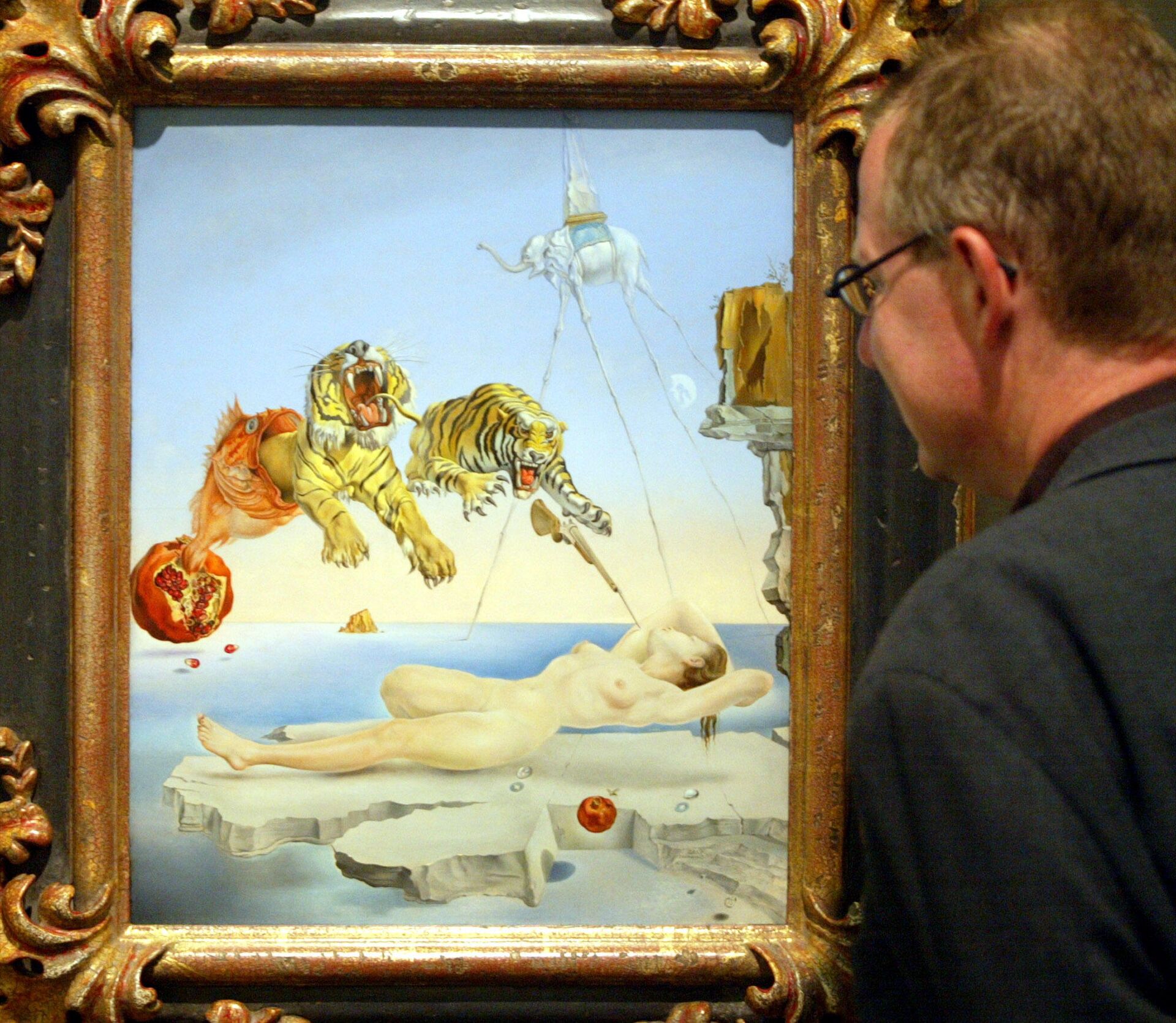 Картина Сальвадора Дали Сон, вызванный полётом пчелы вокруг граната, за секунду до пробуждения (1944) - Sputnik Беларусь, 1920, 20.12.2021