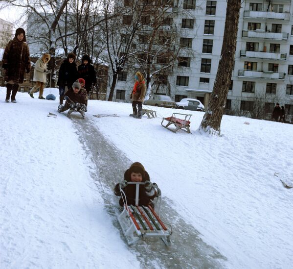 Дети катаются на санках с ледяной горки - Sputnik Беларусь