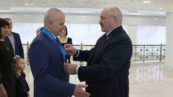 Лукашенко вручил орден Новицкому - Sputnik Беларусь