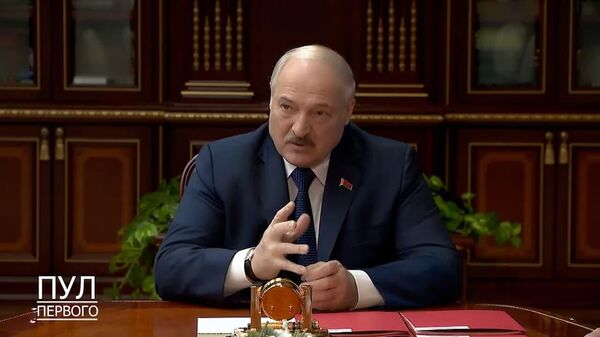 Лукашенко рассказал, как надо держать цены в приемлемом диапазоне - видео - Sputnik Беларусь