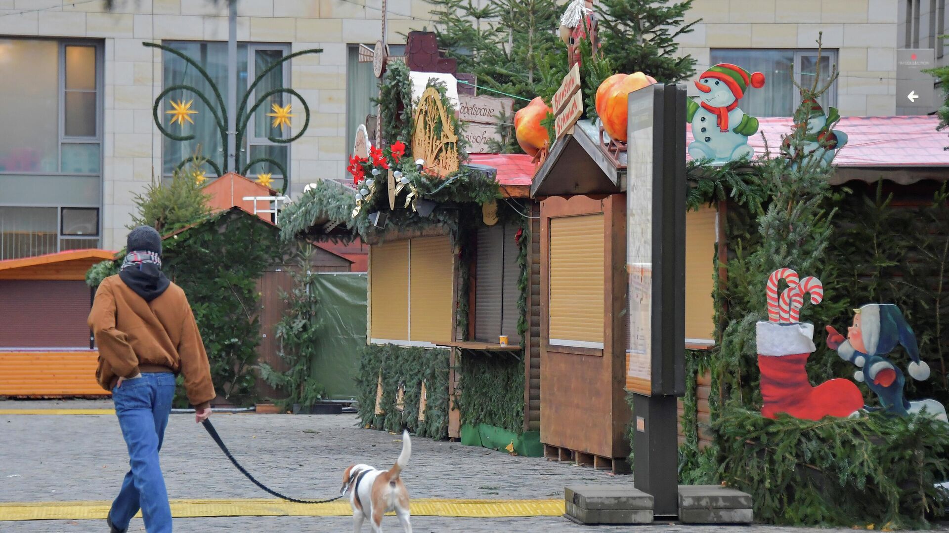 Мужчина идет по закрытой рождественской ярмарке в Дрездене - Sputnik Беларусь, 1920, 21.12.2021