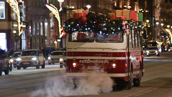 Новогодний Дедморобус в Санкт-Петербурге - Sputnik Беларусь