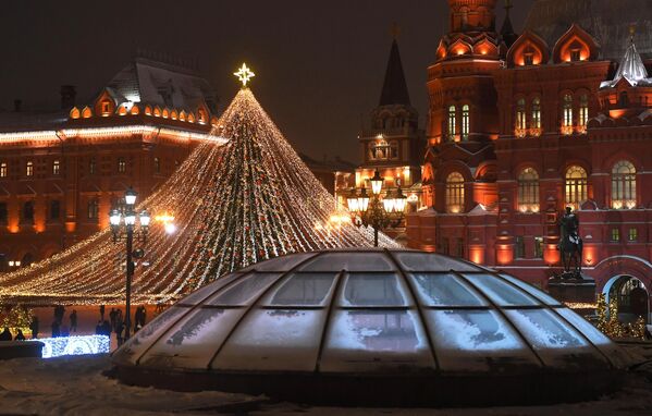 Новогодняя елка на Манежной площади в Москве - Sputnik Беларусь