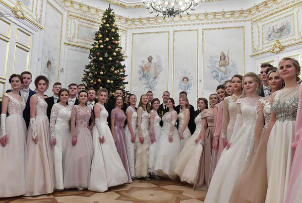 Студенты и школьники с интересом познакомились с экспозицией дворца, который в последние годы уже посетили десятки тысяч туристов. - Sputnik Беларусь