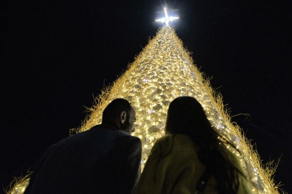 В иракском городе Каракош, где живут в основном христиане, установили огромную светящуюся &quot;пушистую&quot; елку. - Sputnik Беларусь
