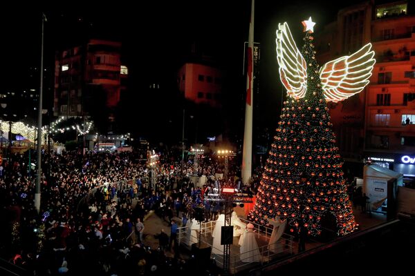 Еще одно необычное решение - ель с ангельскими крыльями на площади Сассин в Бейруте, Ливан. - Sputnik Беларусь