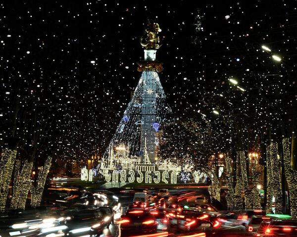 Центр Тбилиси украшает инсталляция в форме ели. - Sputnik Беларусь