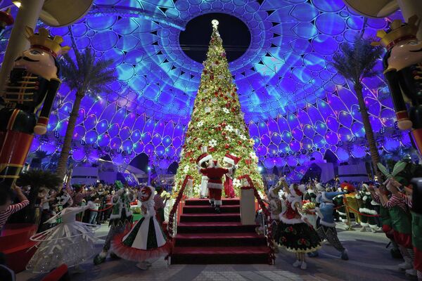 Ель под куполом на площади Аль-Васл, возведенном к выставке Expo 2020 в Дубае, ОАЭ. - Sputnik Беларусь