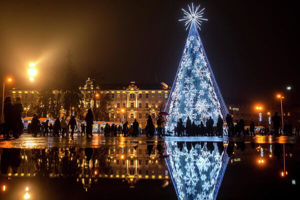 На создание елки, которую установили на Соборной площади в Вильнюсе, дизайнеров вдохновили зимняя природа и красота снежинок. - Sputnik Беларусь