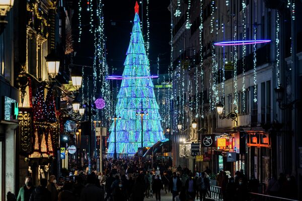 Рождественские огни и ель, искрящаяся морозными огнями, в центре Мадрида. - Sputnik Беларусь