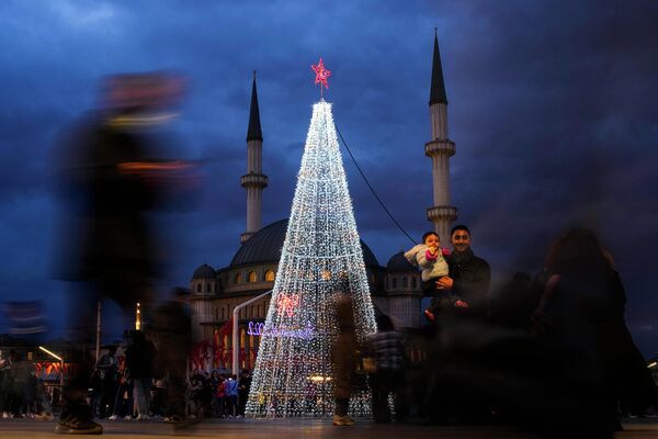 &quot;Карункавая&quot; ёлка на плошчы Таксім у Стамбуле, Турцыя. - Sputnik Беларусь
