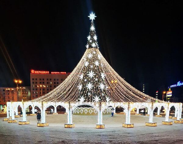 Елочка-шатер на главной площади Мурманска. - Sputnik Беларусь