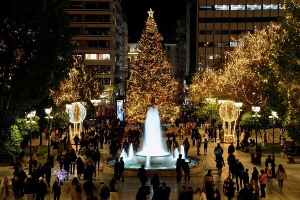 Люди гуляют по украшенной к Рождеству площади Синтагма в Афинах, Греция. - Sputnik Беларусь