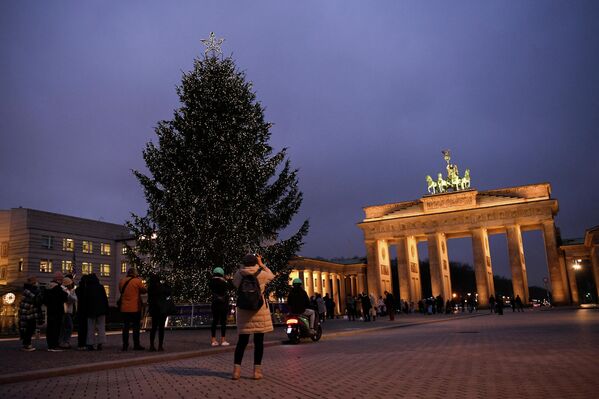 Рождественская елка у Бранденбургских ворот в Берлине.  - Sputnik Беларусь