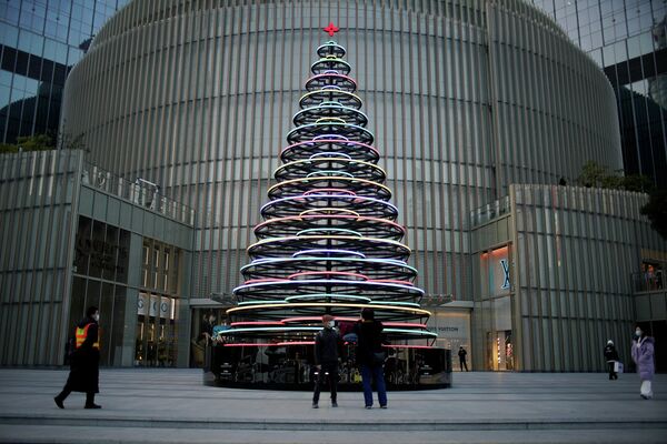 Цифровая и минималистичная ель возле торгового центра в Шанхае, Китай. - Sputnik Беларусь