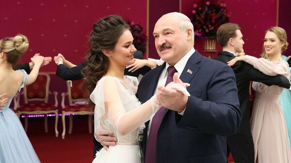 Лукашенко танцует на новогоднем балу с финалисткой Мисс Беларусь - Sputnik Беларусь