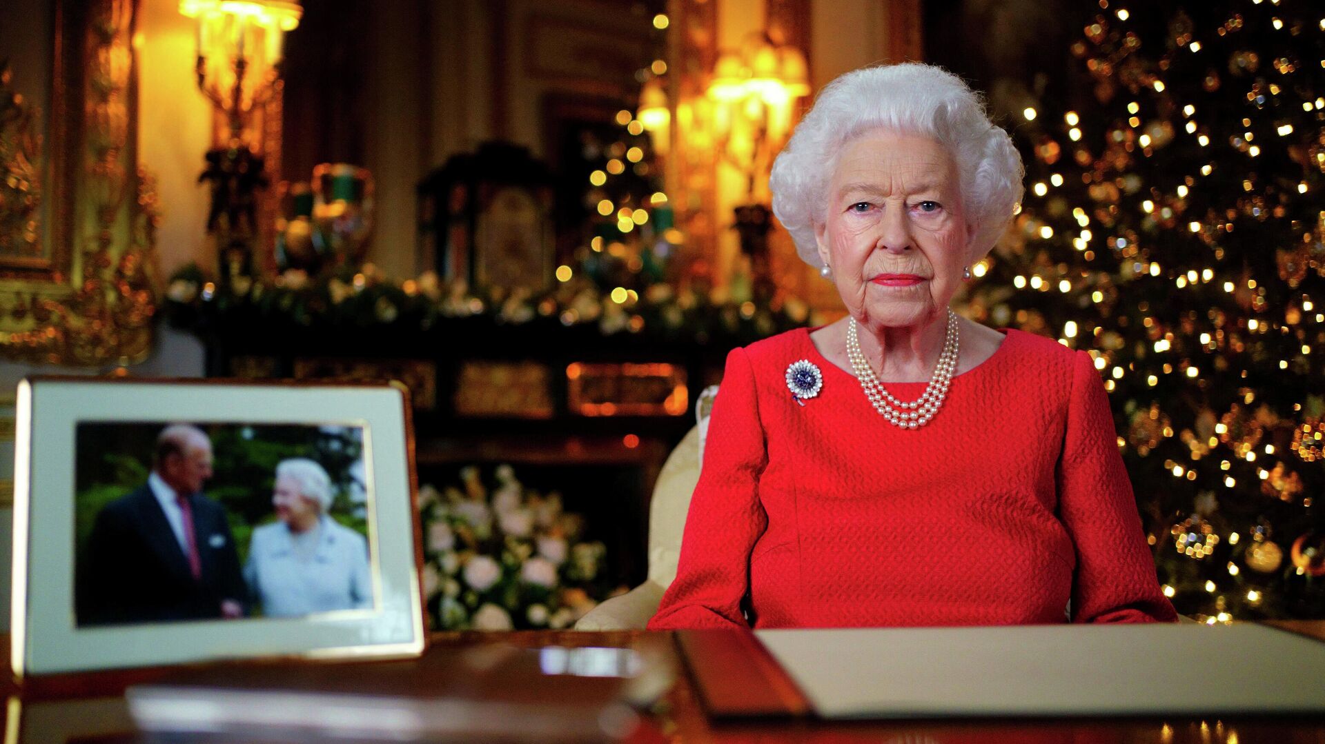 Королева Великобритании Елизавета Вторая во время рождественской речи - Sputnik Беларусь, 1920, 25.12.2021