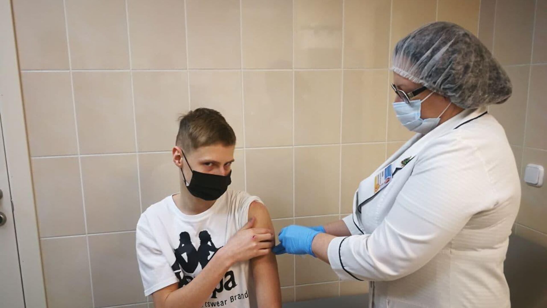 Первым пациентом в 6 поликлинике Минска стал 16-летний Роман - Sputnik Беларусь, 1920, 27.12.2021