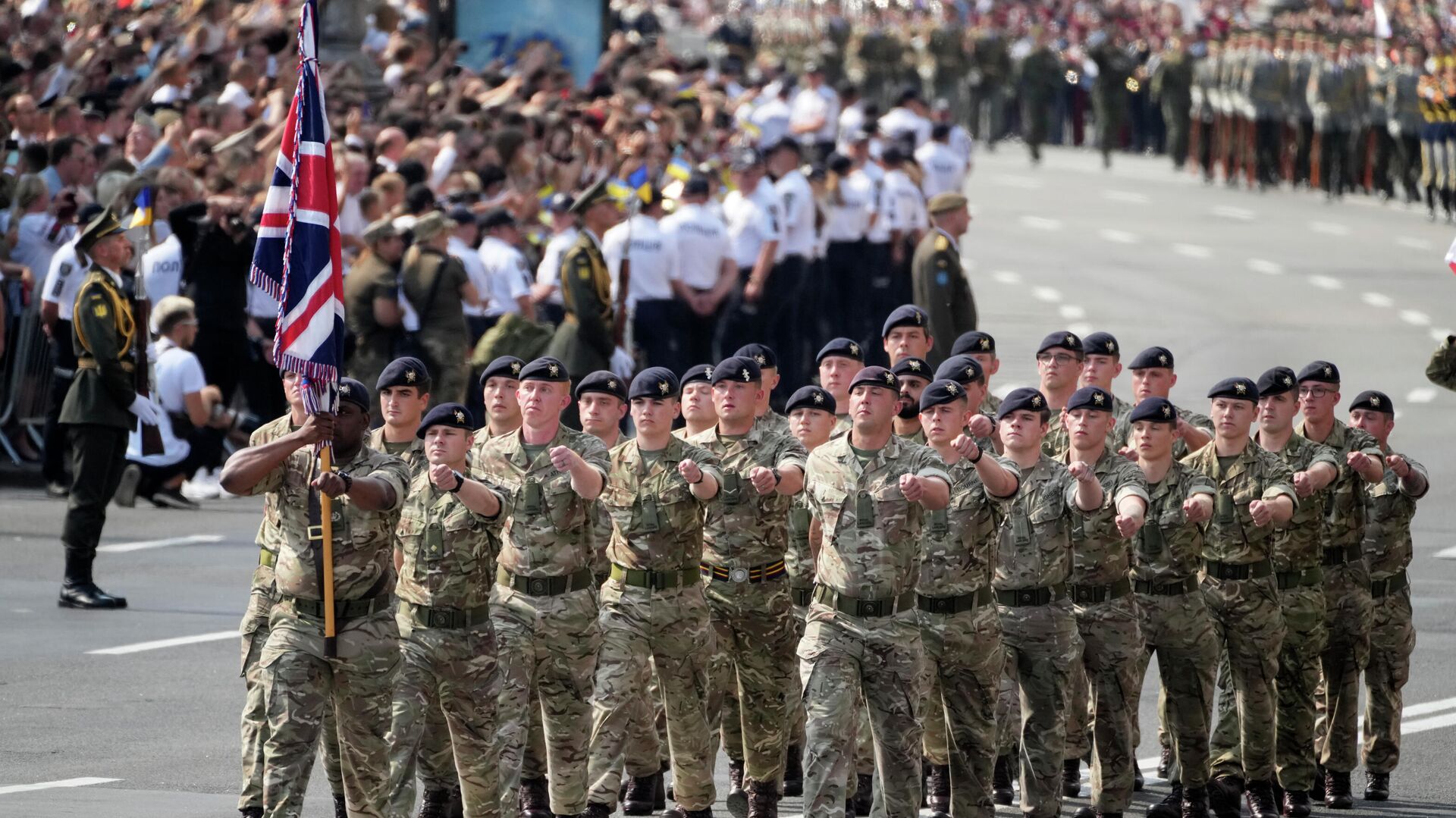 Британские солдаты маршируют по Крещатикe во время военного парада в честь Дня независимости в Киеве 24 августа 2021 года - Sputnik Беларусь, 1920, 29.12.2021