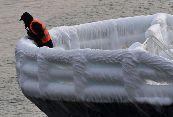 Мужчина на борту сухогруза Sun Rio, который прибыл в порт Владивостока с автомобилями, покрытыми толстым слоем льда - Sputnik Беларусь
