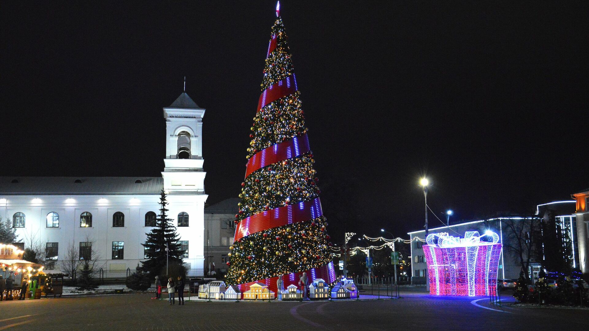 Новогодний Брест в фотографиях: как выглядит город перед праздниками - 29.12.2021, Sputnik Беларусь