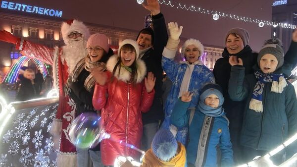 Дождь не помешал: как встречали Новый год в Минске - видео - Sputnik Беларусь