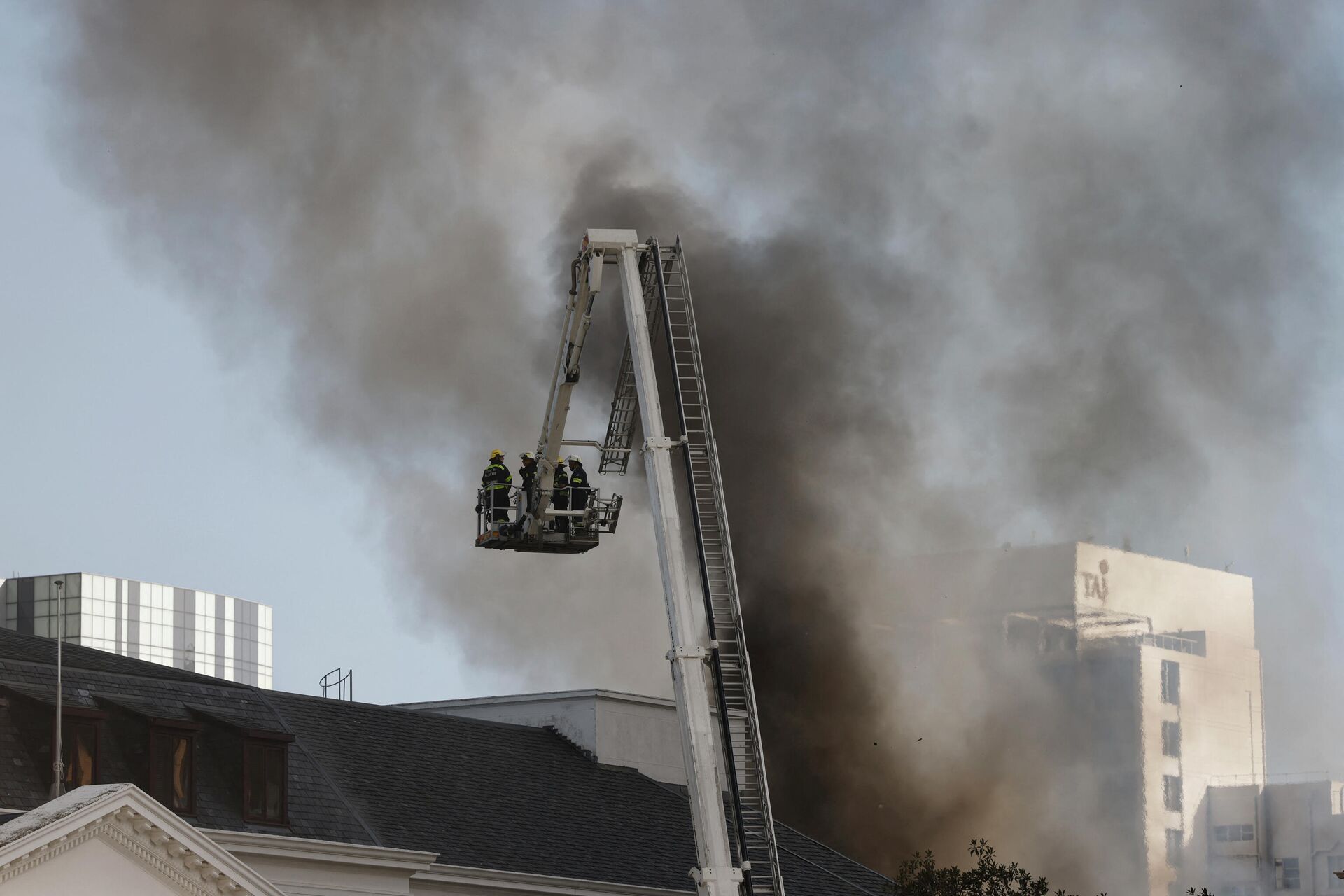 Пожарные на лестнице пожарной машины у здания южноафриканского парламента в Кейптауне - Sputnik Беларусь, 1920, 02.01.2022