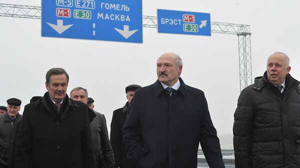 Президент Беларуси Александр Лукашенко 22 декабря во время рабочей поездки в Минскую область принял участие в церемонии открытия второй кольцевой автомобильной дороги вокруг Минска.  - Sputnik Беларусь