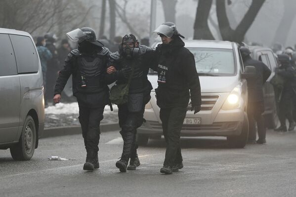 По данным управления общественного здоровья Алматы, среди пострадавших 137 полицейских и 53 гражданских лица - Sputnik Беларусь