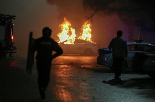 Во время протестов сожгли несколько полицейских машин. - Sputnik Беларусь