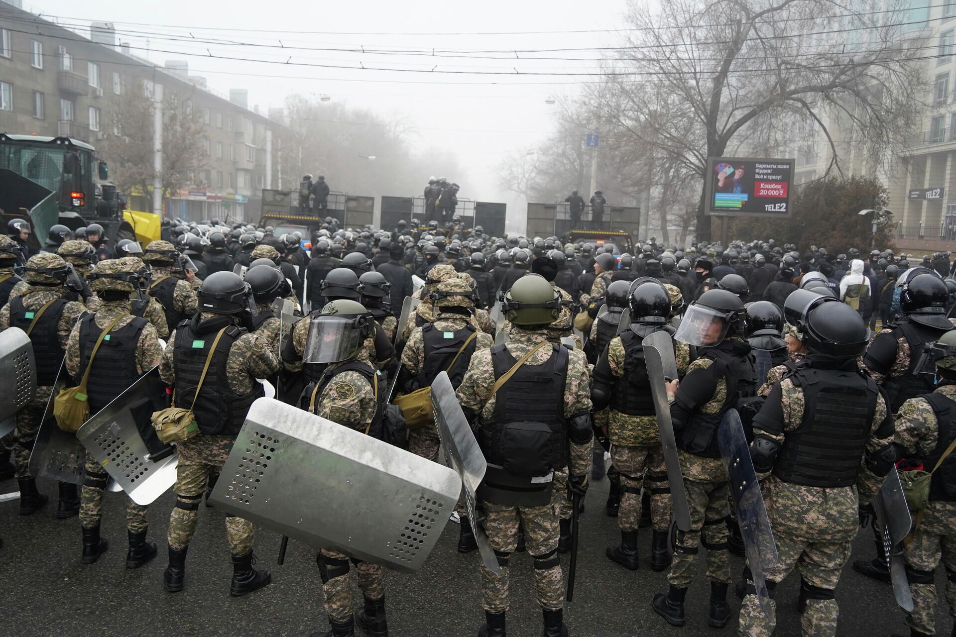 ОМОН блокирует улицу во время акции протеста в Алматы - Sputnik Беларусь, 1920, 05.01.2022