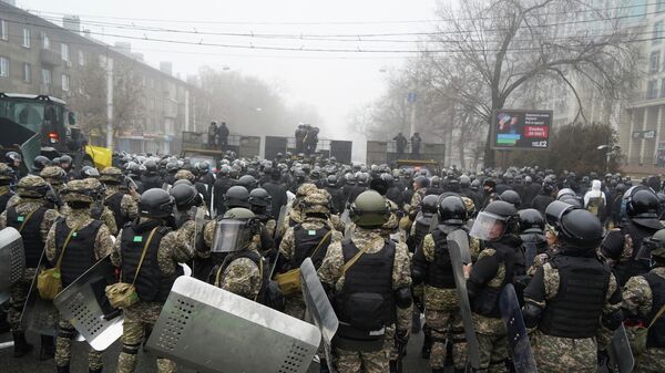 ОМОН блокирует улицу во время акции протеста в Алматы - Sputnik Беларусь