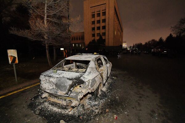 Сгоревшая машина во время протестов машина в Алматы - Sputnik Беларусь