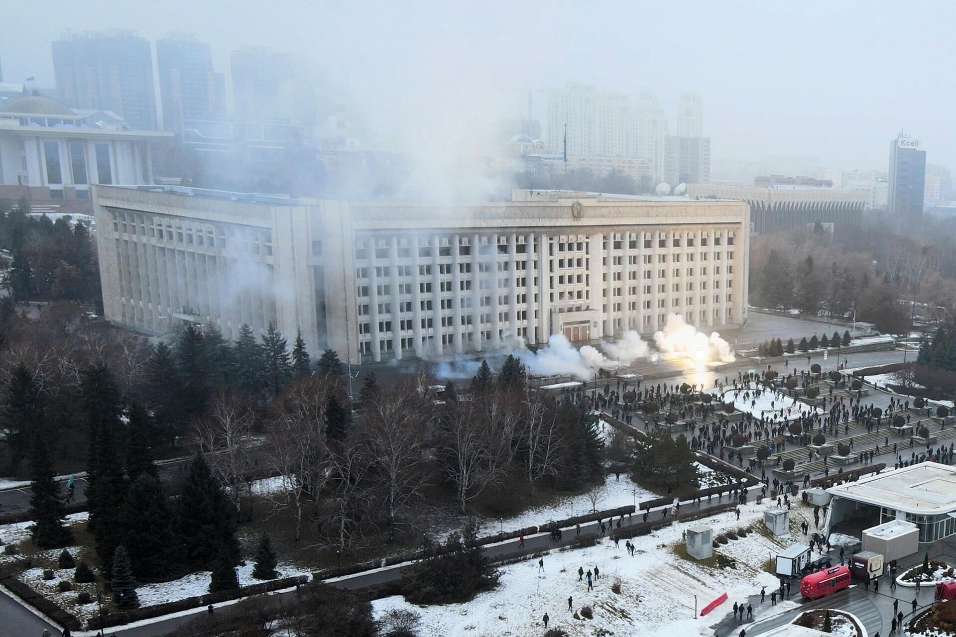Дым над зданием мэрии во время акции протеста в Алматы, Казахстан, в среду, 5 января 2022 года. - Sputnik Беларусь, 1920, 05.01.2022