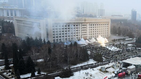 Дым над зданием акимата во время акции протеста в Алматы, Казахстан, в среду, 5 января 2022 года. - Sputnik Беларусь
