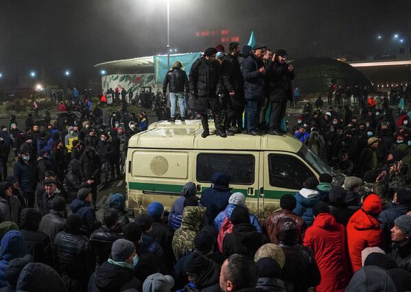 Протестующие в Алматы вечером 5 января 2022 года - Sputnik Беларусь