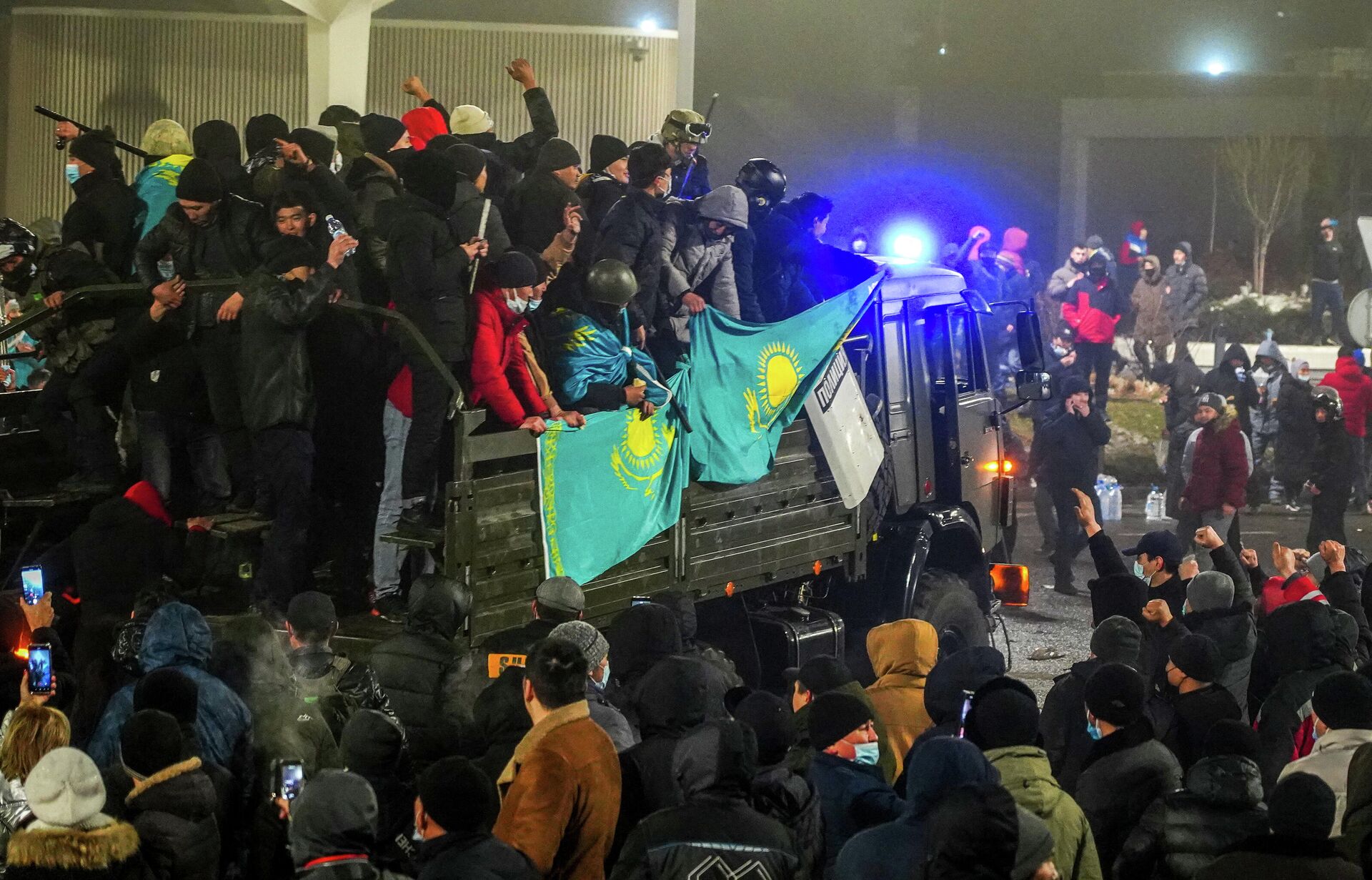 Протестующие в Алматы вечером 5 января - Sputnik Беларусь, 1920, 06.01.2022