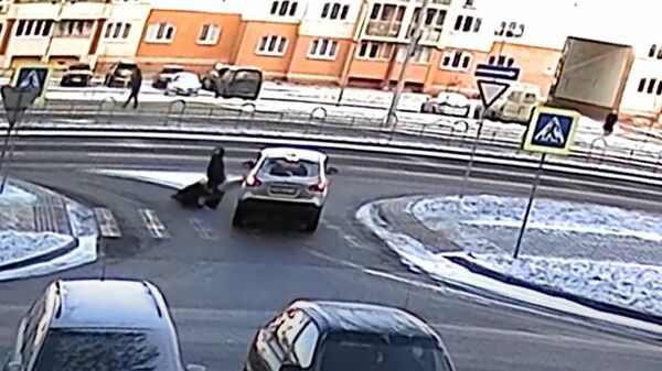 Водитель в Могилеве сбил двух девочек на переходе - Sputnik Беларусь
