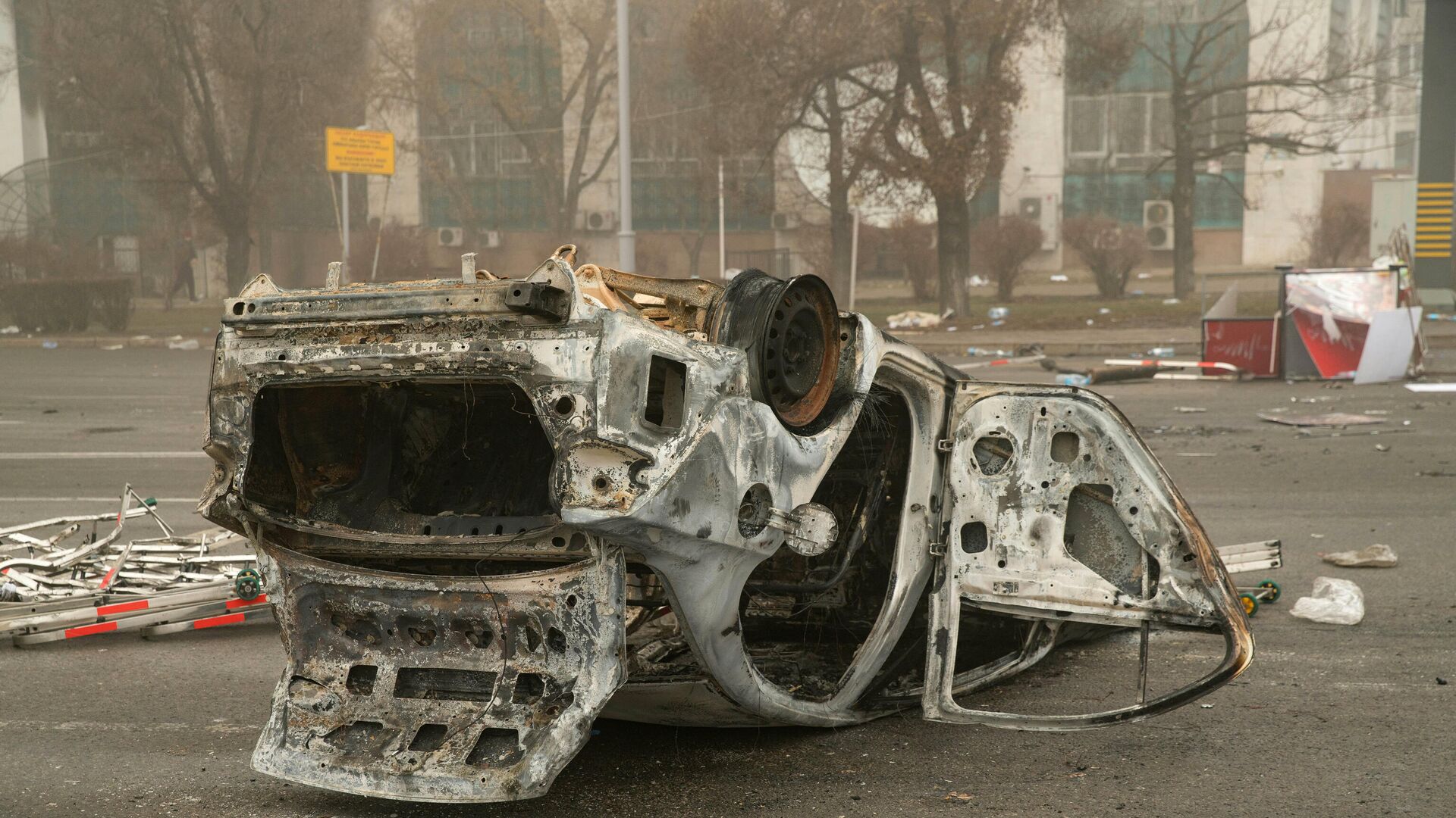 Сгоревший автомобиль в центре Алматы 6 января 2022 года - Sputnik Беларусь, 1920, 06.01.2022