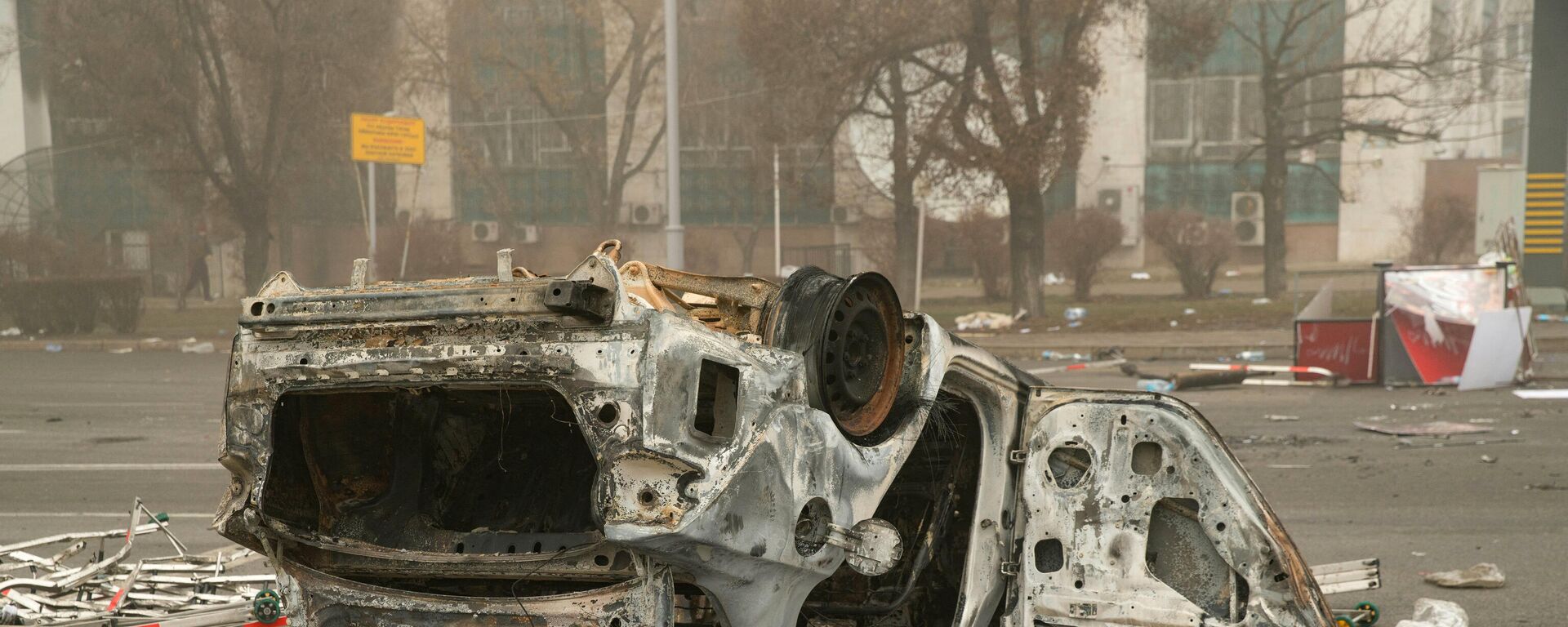 Сгоревший автомобиль в центре Алматы 6 января 2022 года - Sputnik Беларусь, 1920, 07.01.2022