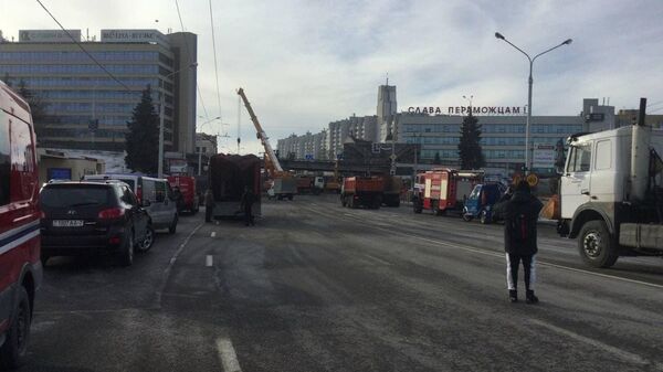 Пешеходный центр: как разбирают рухнувший мост на Немиге - Sputnik Беларусь