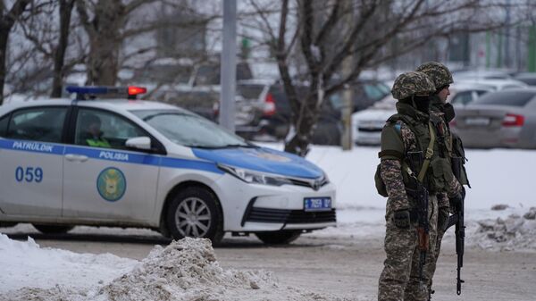 Полиция и военные на блокпосту в Нур-Султане, Казахстан - Sputnik Беларусь