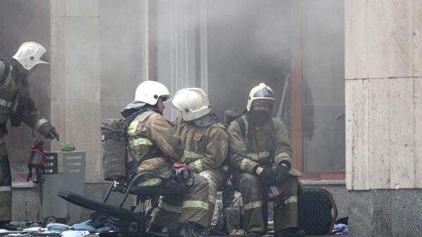 Пожарные возле административного здания в центре Алматы  - Sputnik Беларусь