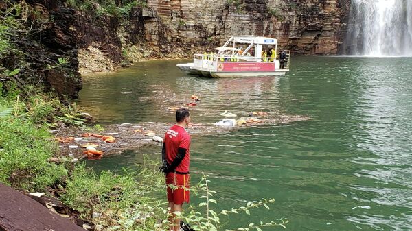  Скала обрушилась на катера с туристами на озере Фурнаш в Бразилии - Sputnik Беларусь