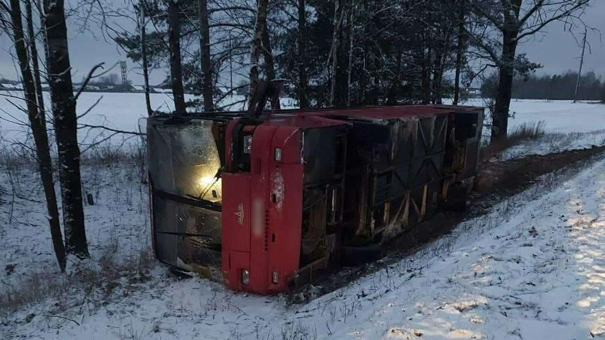 Солигорск машина. Школьный автобус перевернулся. Школьный автобус попал в ДТП Солигорский район. Авария в Белоруссии с автобусом.