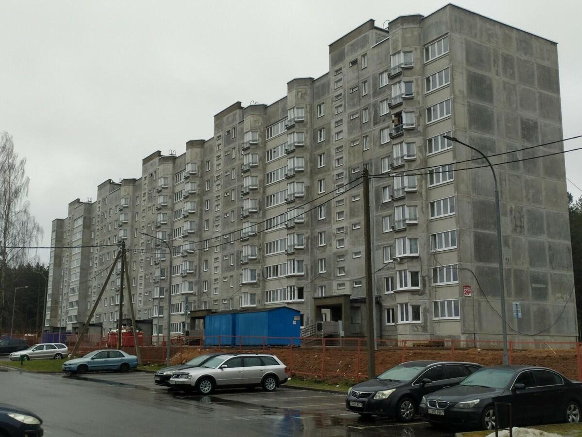 Строят сейчас немного, но многоэтажный дом обещают сдать к лету текущего года - Sputnik Беларусь, 1920, 10.01.2022